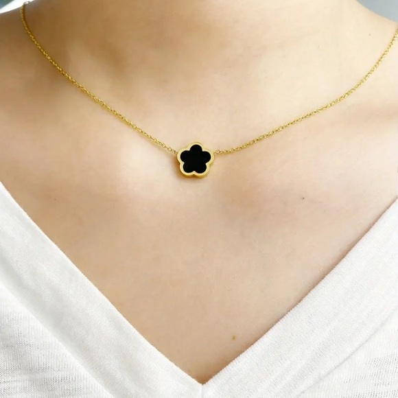 Jewelry - 18k gold plated delicate clover necklace